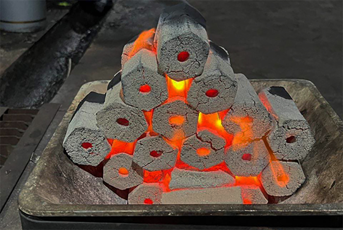 Than không khói được sản xuất bằng công nghệ hiện đại, loại bỏ hầu hết khói và mùi khi đốt, đảm bảo an toàn cho sức khỏe người sử dụng Than không khói được sản xuất bằng công nghệ hiện đại, loại bỏ hầu hết khói và mùi khi đốt, đảm bảo an toàn cho sức khỏe người sử dụng