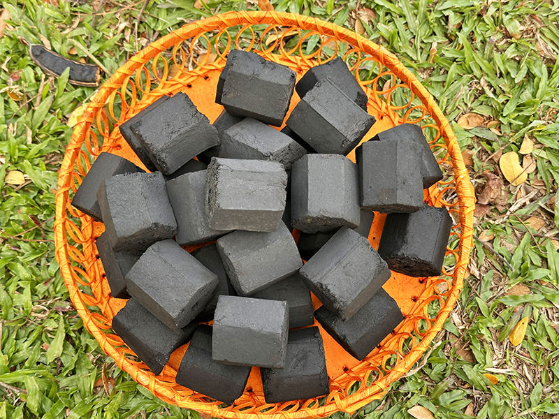 Than gáo dừa không khói là loại than được sản xuất trải qua quy trình nhiệt phân khép kín ở nhiệt độ cao mà không dùng hóa chất độc hại.