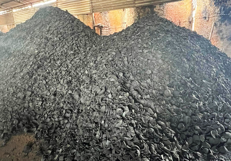 Gáo dừa đã được carbon hóa chuẩn bị cho quá trình làm than nướng Gáo dừa đã được carbon hóa chuẩn bị cho quá trình làm than nướng